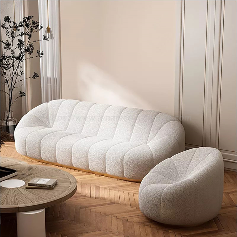 Leniwa sofa do salonu w kremowym stylu