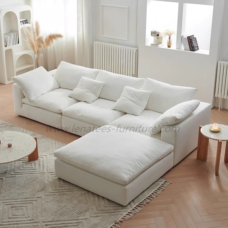 Sofa w salonie gąbczasta sofa